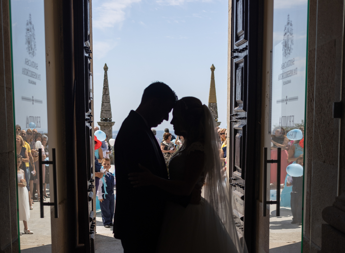 noivos na porta da igreja sra. do castelo