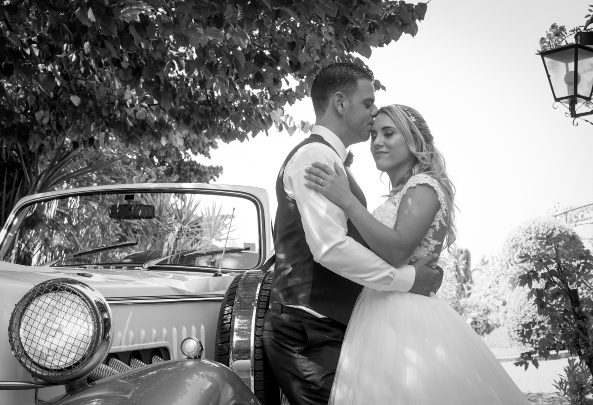 noivos a namorar encostados a carro clássico