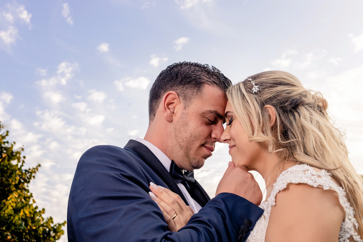 noivos com céu azul