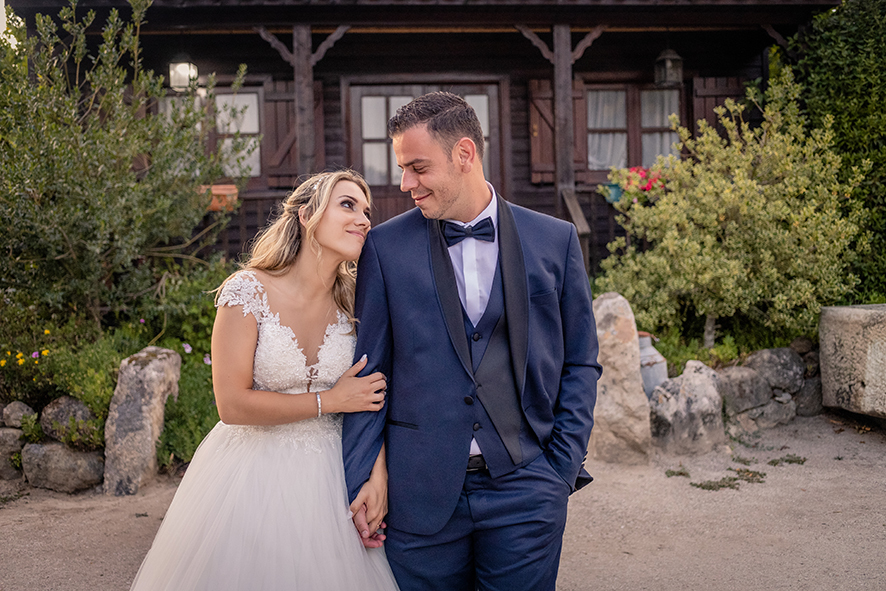 noivos a passear em frente a casa de madeira