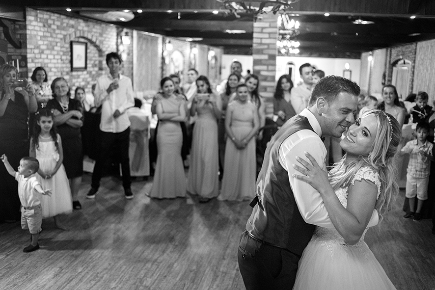 noivos a dançar no meio dos convidados