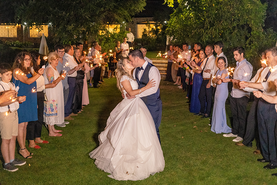 noivos a darem beijo rodeados de sparkles