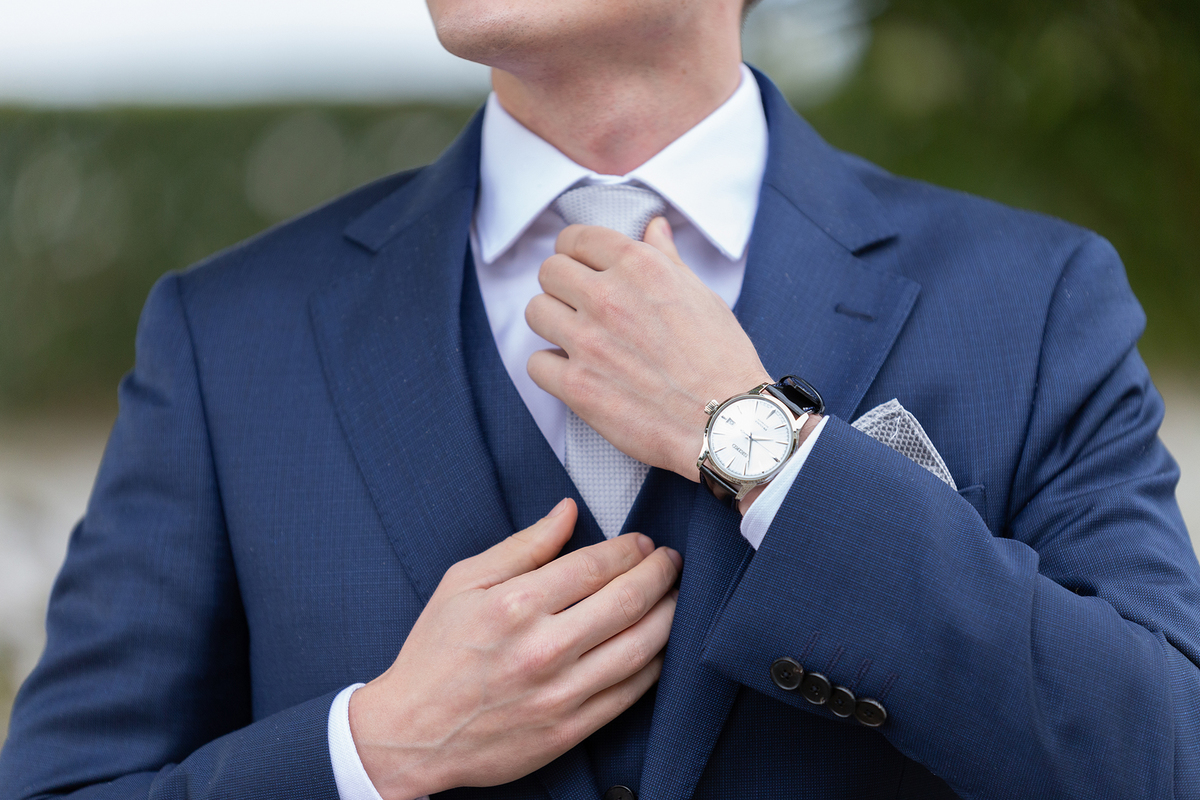 noivo a arranjar gravata