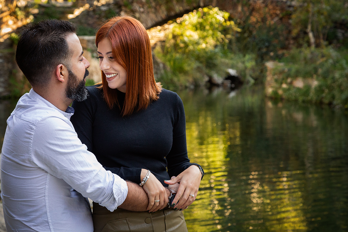 noivos junto à ponde de foz de égua