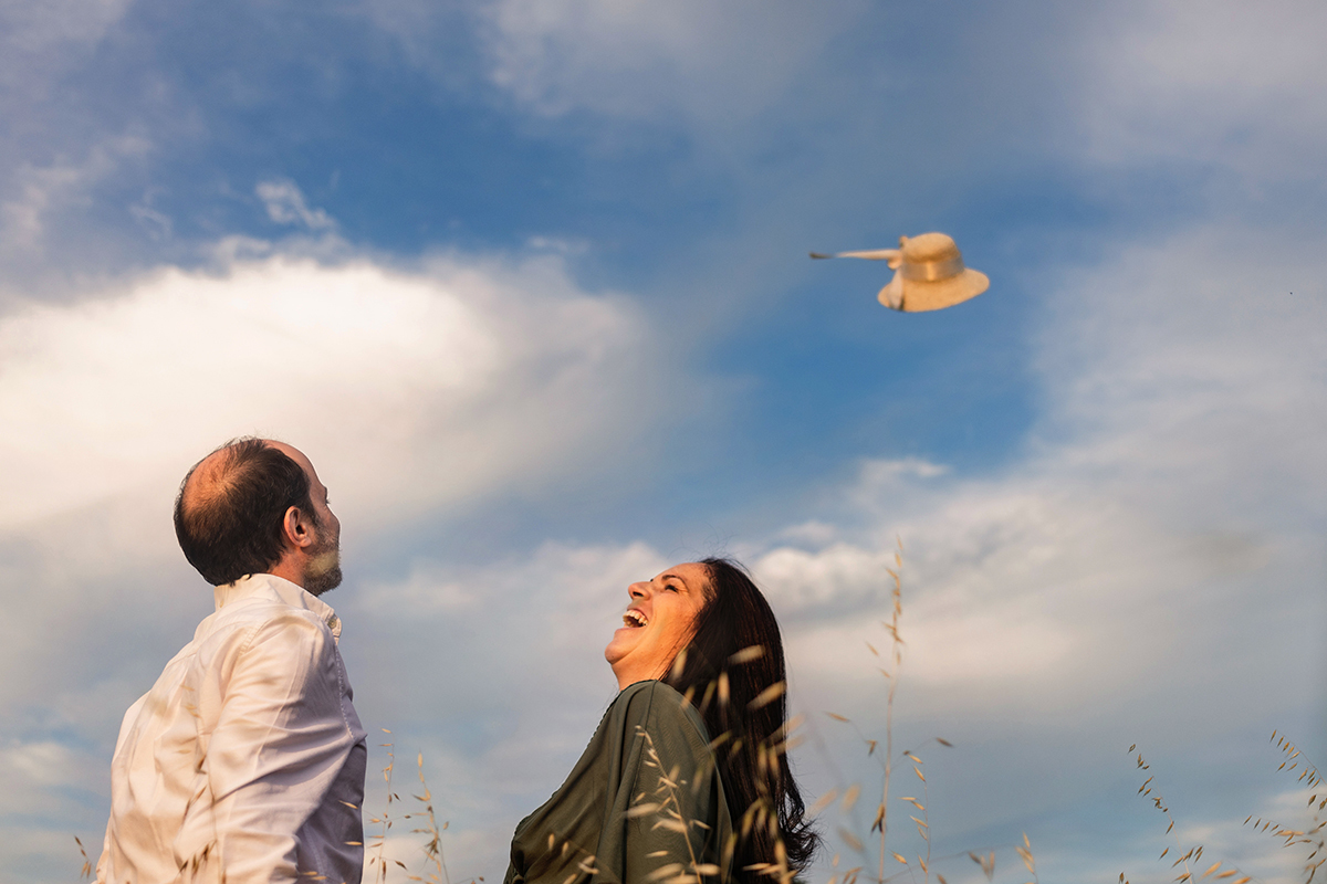 casal a atirar chapéu a voar