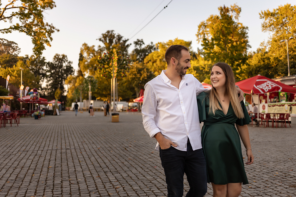 casal denamorados a passear na feira de s. mateus