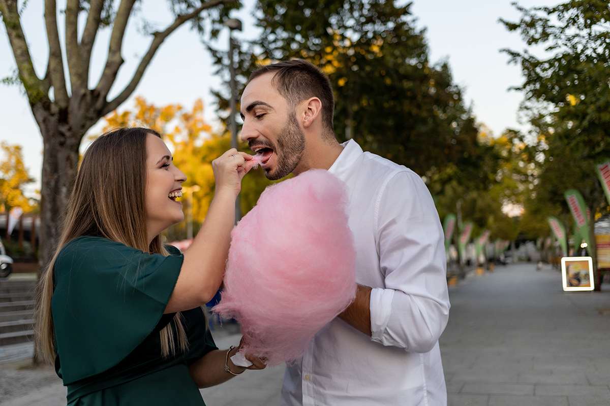 namorados a comer algodâo doce