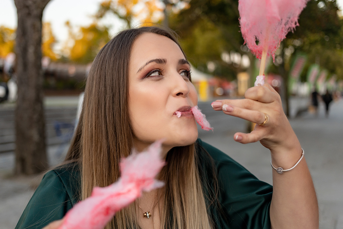 rapariga a comer algodao doce