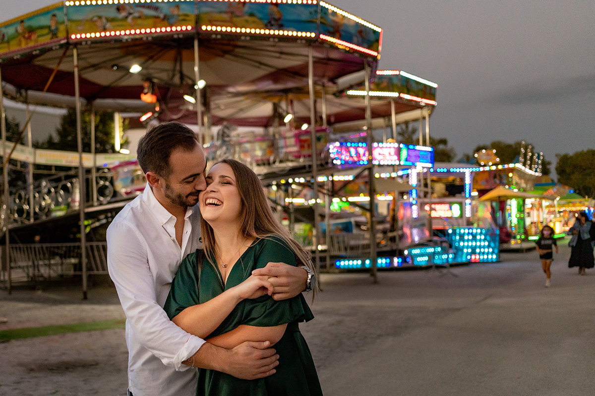 namorados a dançar em feira de diversão