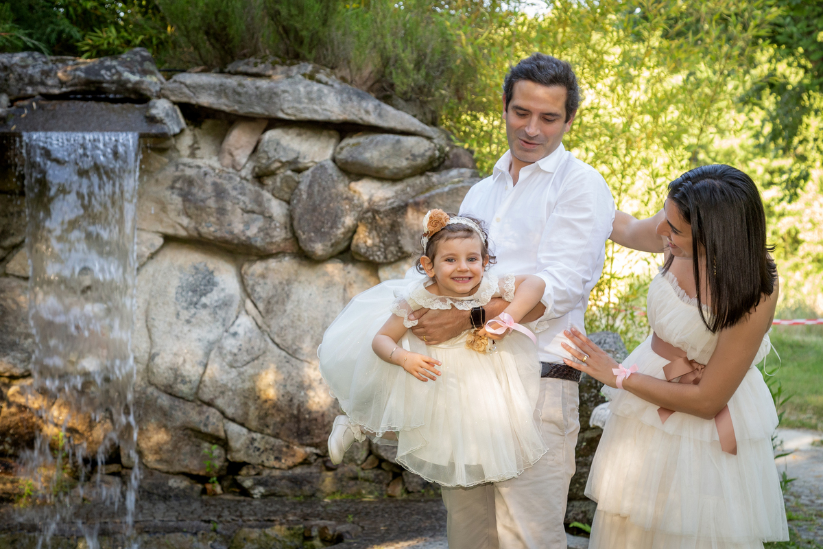 fotografia de pais a brincar com a sua filha