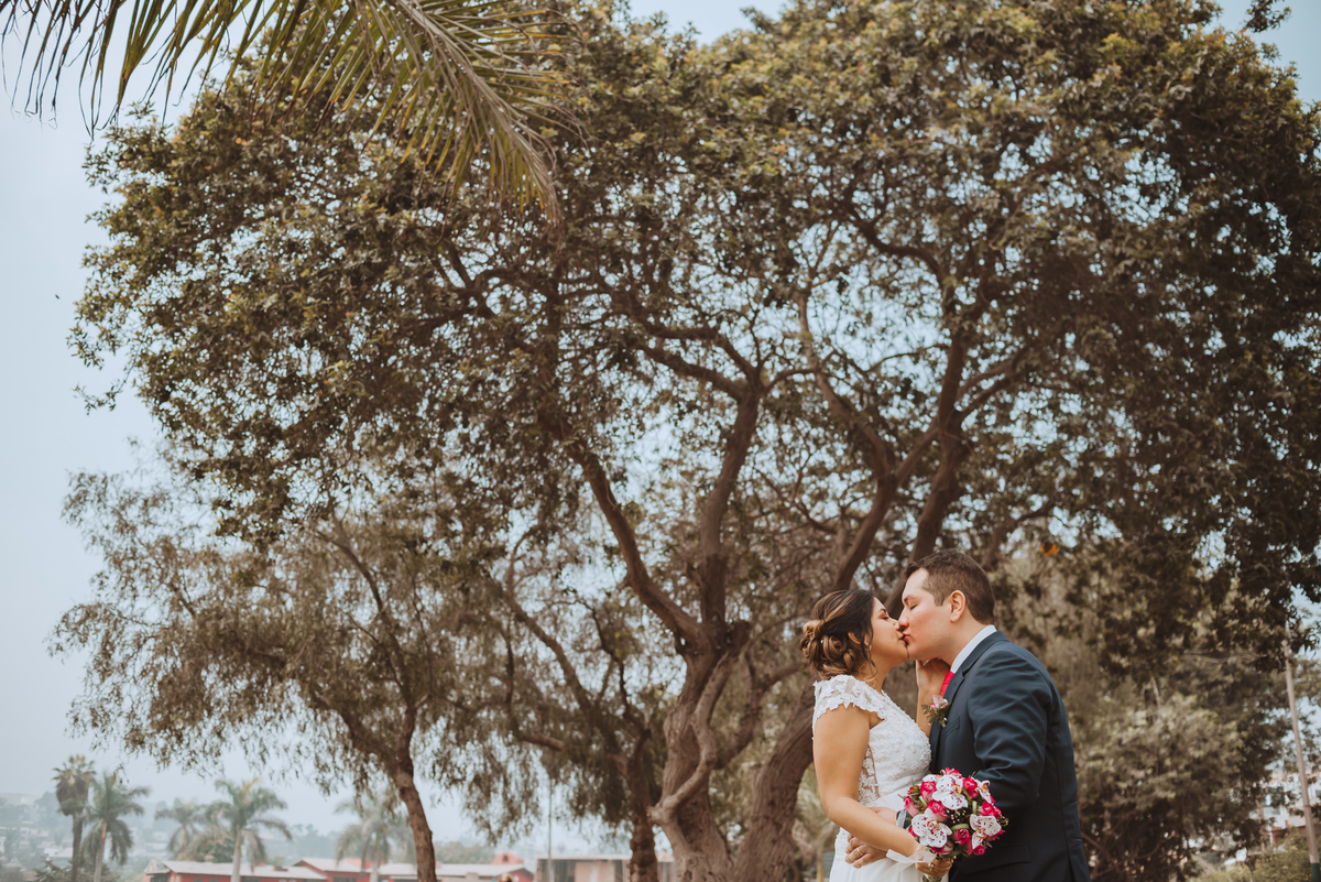 Boda matrimonio wedding novia novias novios previa maquillaje makeup preparativos feliz amor love ellos vestido zapatos dress fotografa fotografa de bodas peru argentina photographer bride husband baile primer baile dance pary fiesta gettindressed sesión 