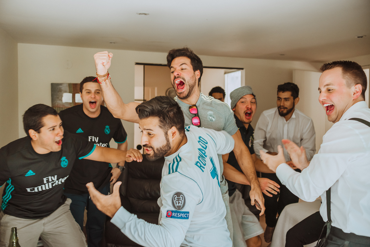 festejo amigos boda novio alegria feliz diadeboda risasBoda matrimonio wedding novia novias novios previa maquillaje makeup preparativos feliz amor love ellos vestido zapatos dress fotografa fotografa de bodas peru argentina photographer bride husband 