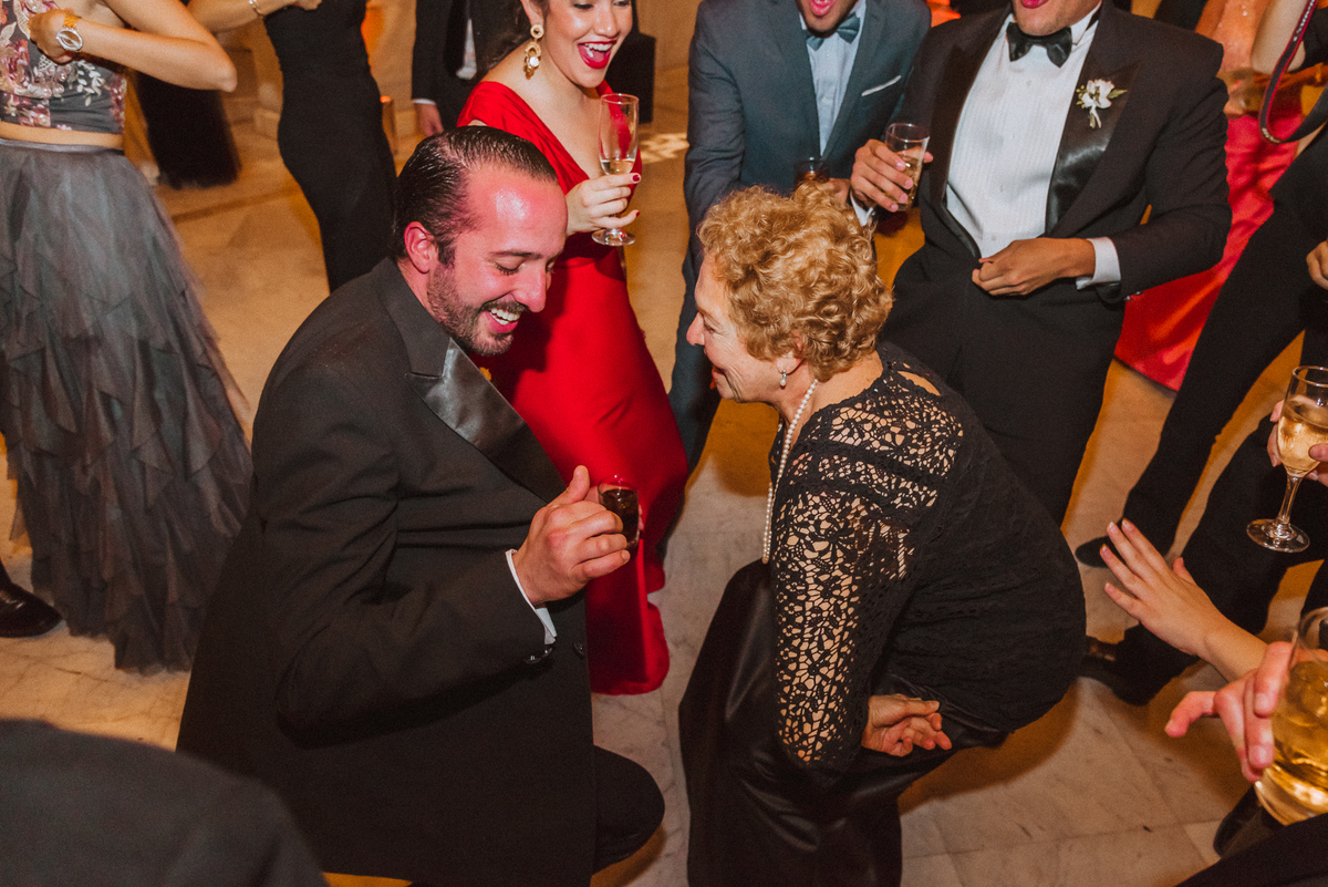 Boda matrimonio wedding novia novias novios previa maquillaje makeup preparativos feliz amor love ellos vestido zapatos dress fotografa fotografa de bodas peru argentina photographer bride husband baile primer baile dance pary fiesta gettindressed sesión 