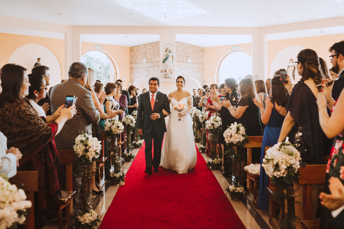 parroquia iglesia matrimonio boda novia papa novio wedding vestido feliz niños amor love church bride bokhe 