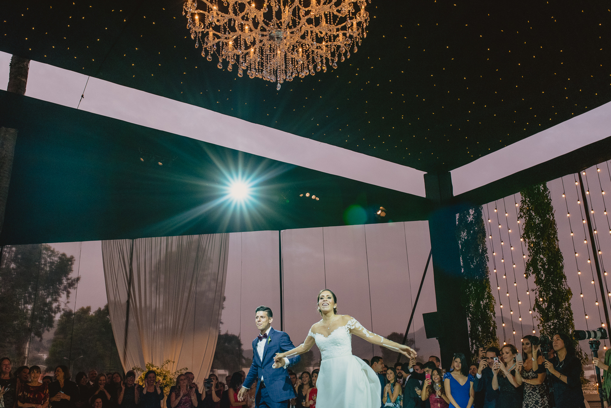 fotografa fotografa de bodas peru argentina photographer bride husband baile primer baile dance pary fiesta  sesión fotos amigos 