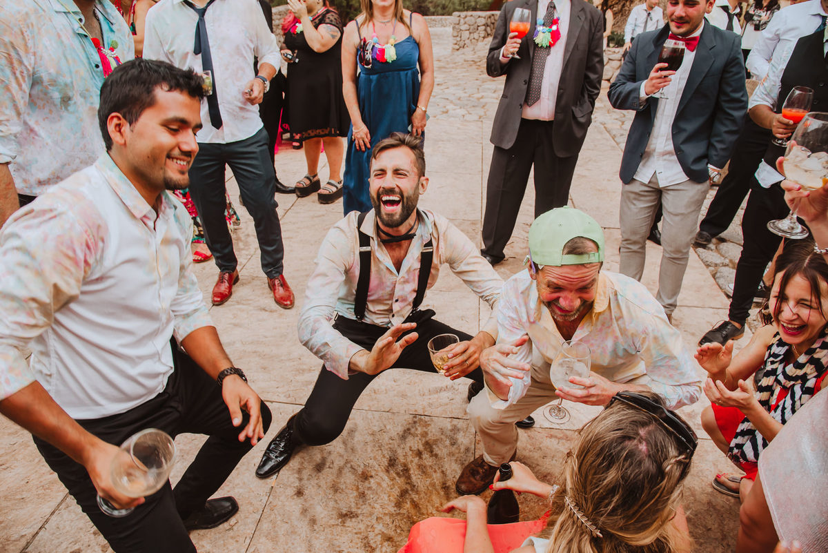 novio divertido bailando fiesta amigos carcajadas boda baile diversion alegria