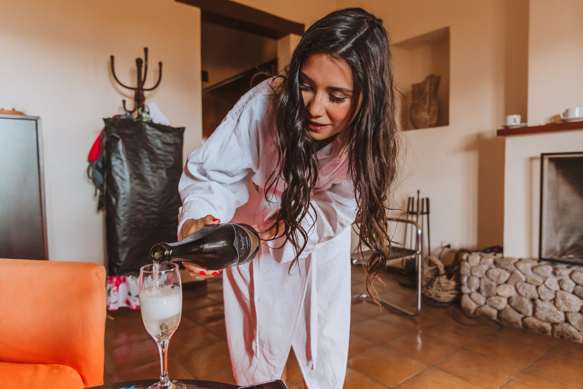 novia relajando con un champagne antes de la boda de dia salud brindis