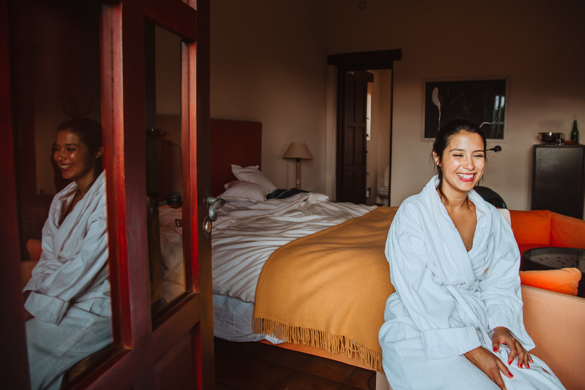 novia sonriendo feliz boda previa preparativos espera alejandra ramos fotografia boda de dia