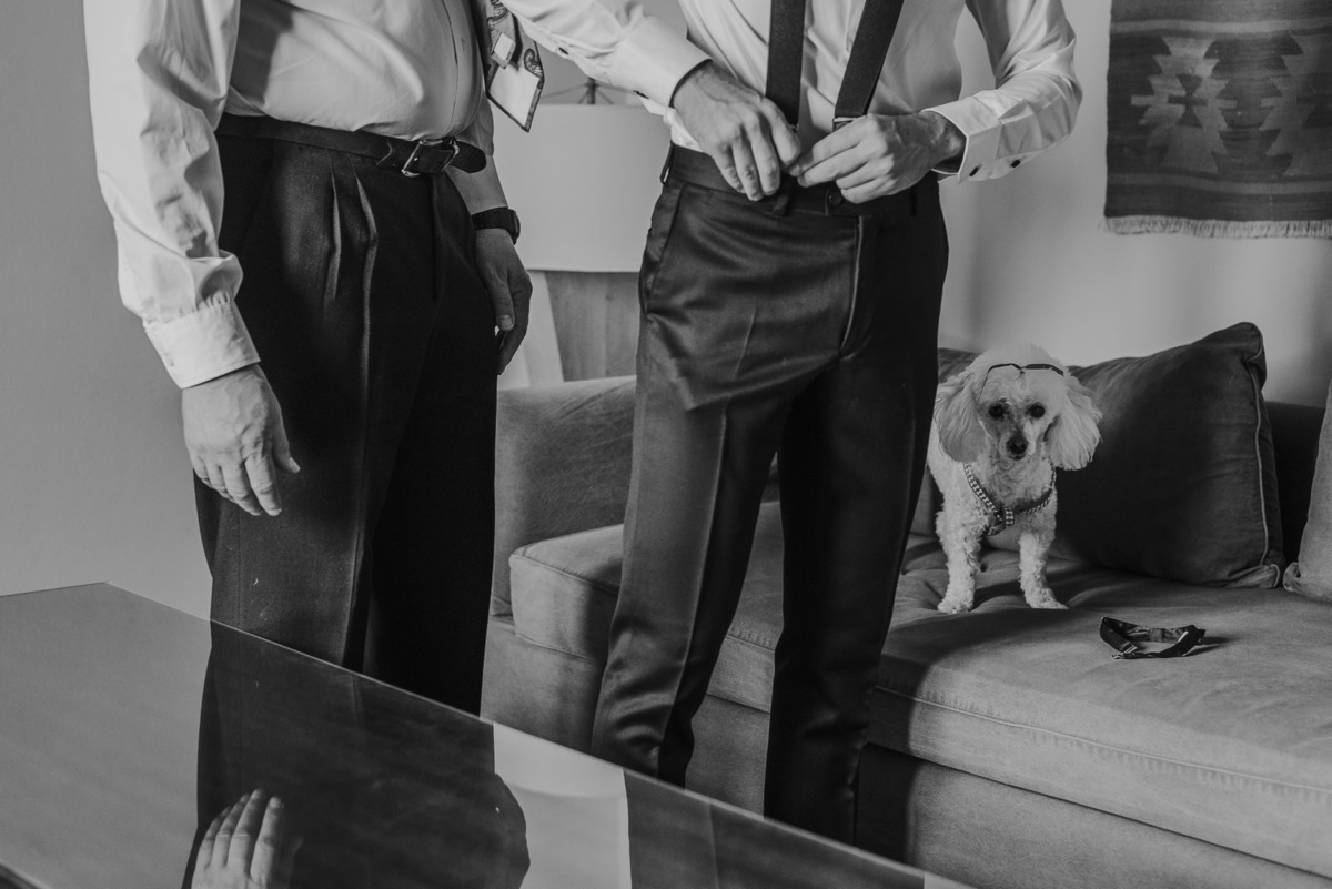 novio y padre previa preparativos perro alejandra ramos fotografia blanco y negro sesion 