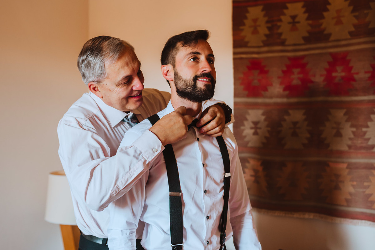 novio junto al padre previo a la boda de dia