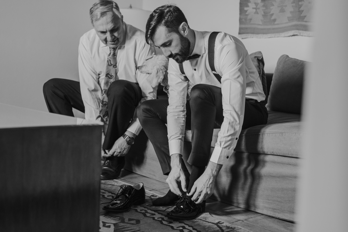 novio y padre preparativos previa boda de dia 