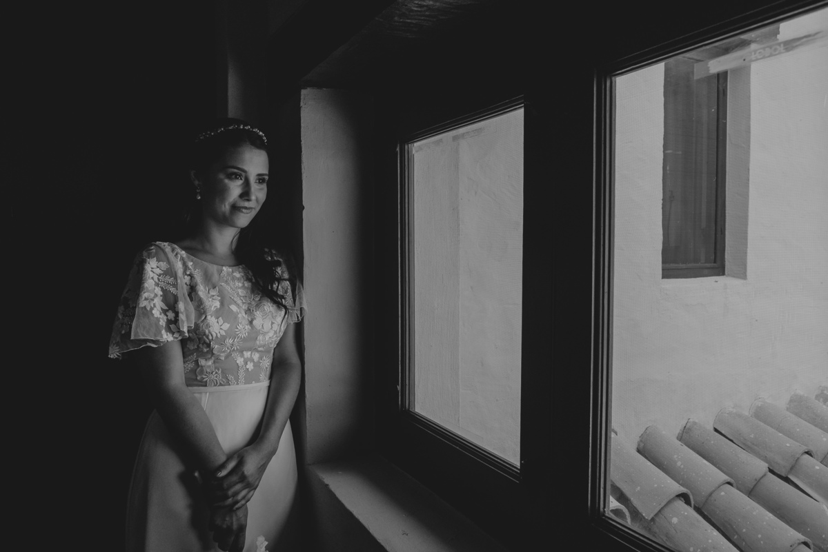 retrato de novia boda  blanco y negro vestido alejandra ramos fotografia previa a la boda de dia