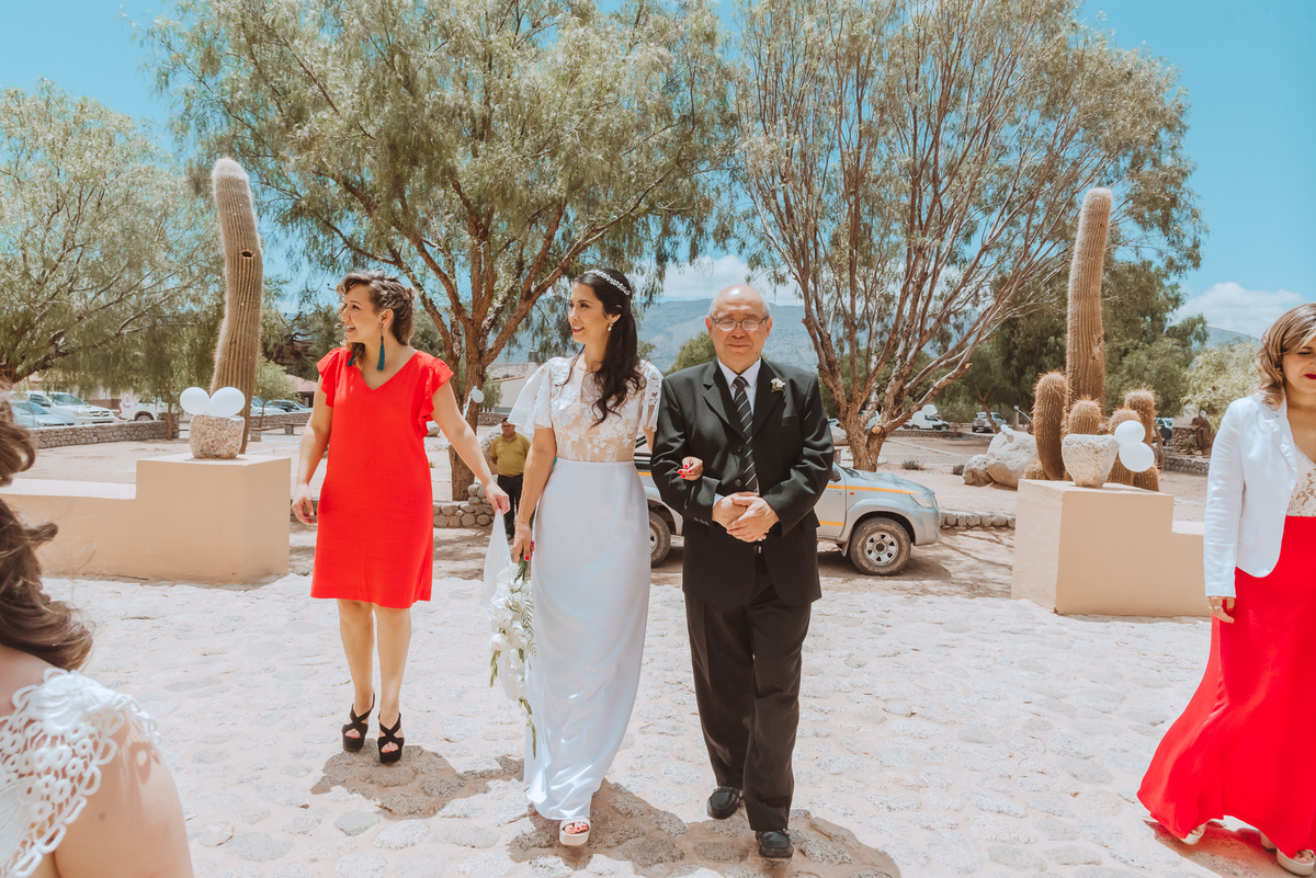 entrada de novia a la iglesia boda de dia paisaje boda destino 