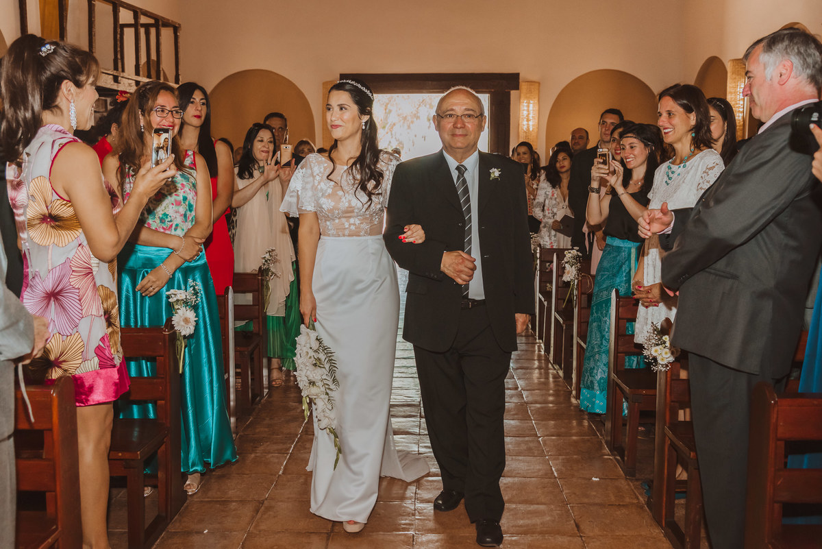 entrada de novia junto al padre iglesia boda de dia vestido invitados
