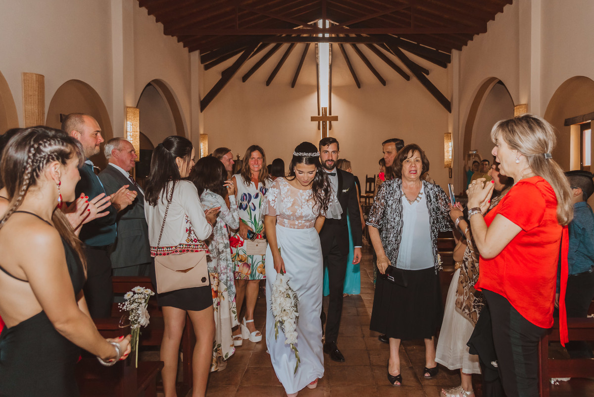 salida de la iglesia novios boda de dia boda destino 