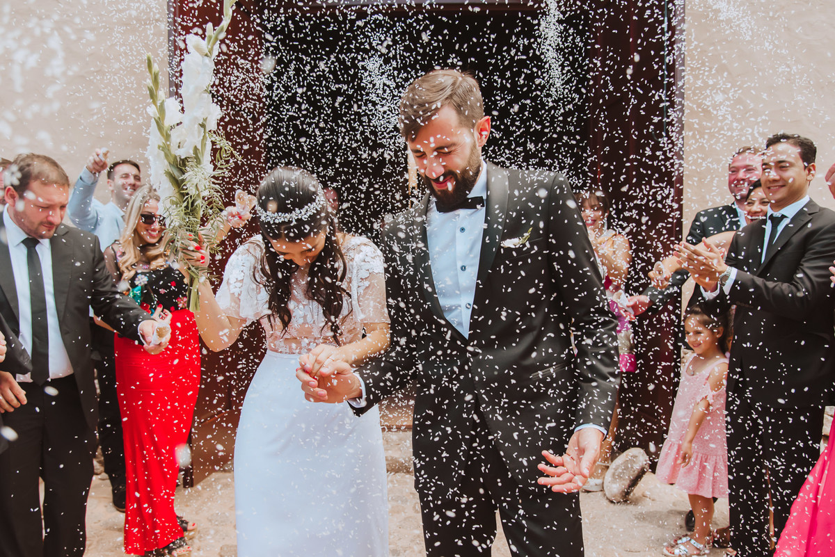 salida de iglesia de novios tirada de arroz boda de dia alegria aplausos 