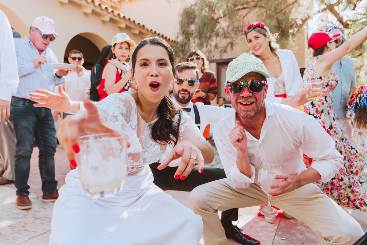 novios divertidos en la fiesta boda de dia al aire libre party