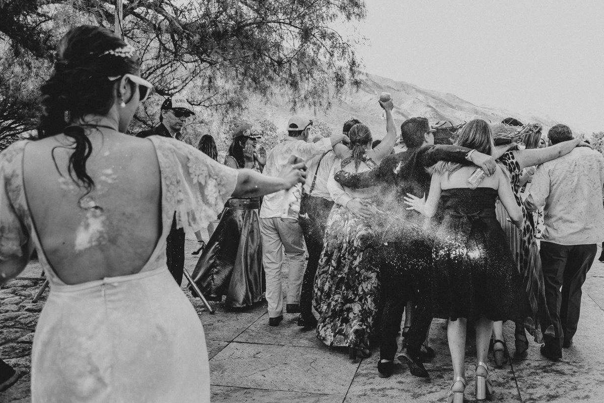 novia tirando nieve en la fiesta invitados blanco y negro divertido