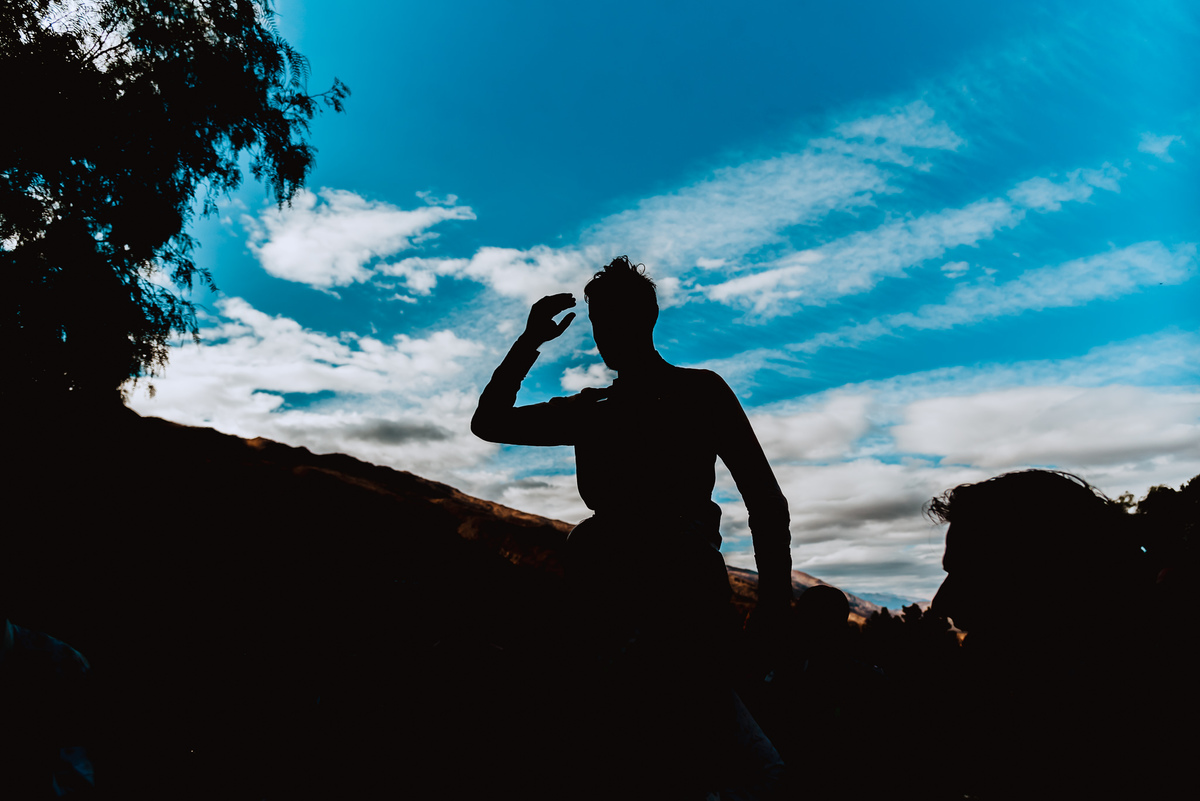 contraluz novio boda de dia fiesta al aire libre paisaje colome salta festejo
