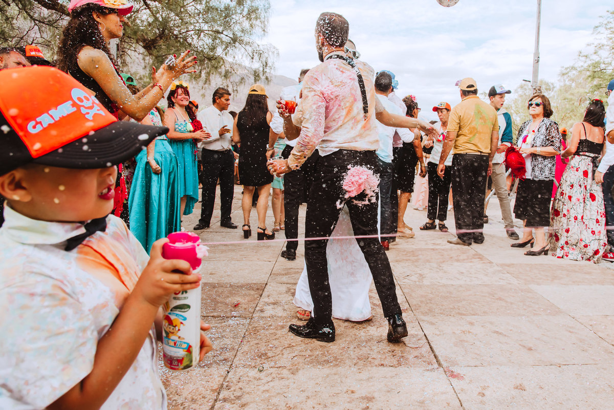 niños en la fiesta jugando con nieve en la boda de dia fiesta