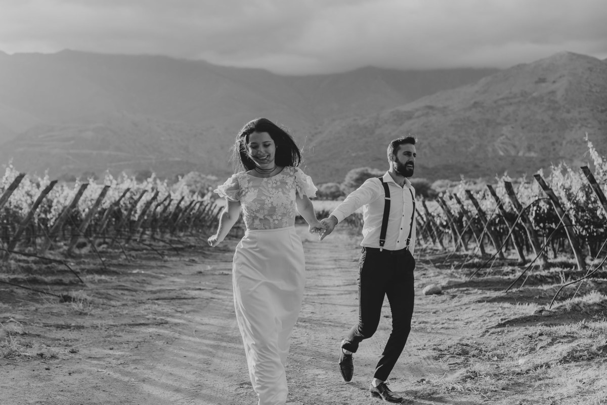 alejandra ramos fotografia sesion de novios al aire libre fotografa de bodas blanco y negro novios felices campo viñedos atardecer