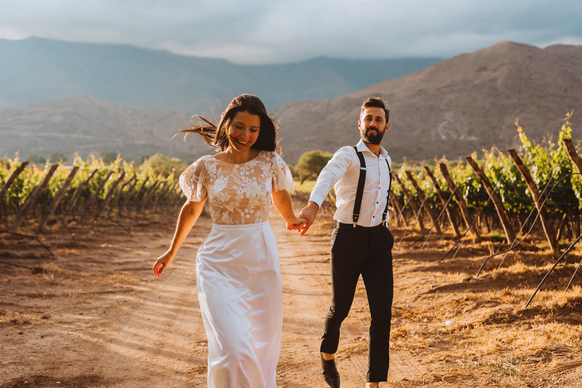 alejandra ramos fotografia sesion de novios fotografa de bodas argentina salta colome peru novios felices campo viñas sesion al aire libre de dia