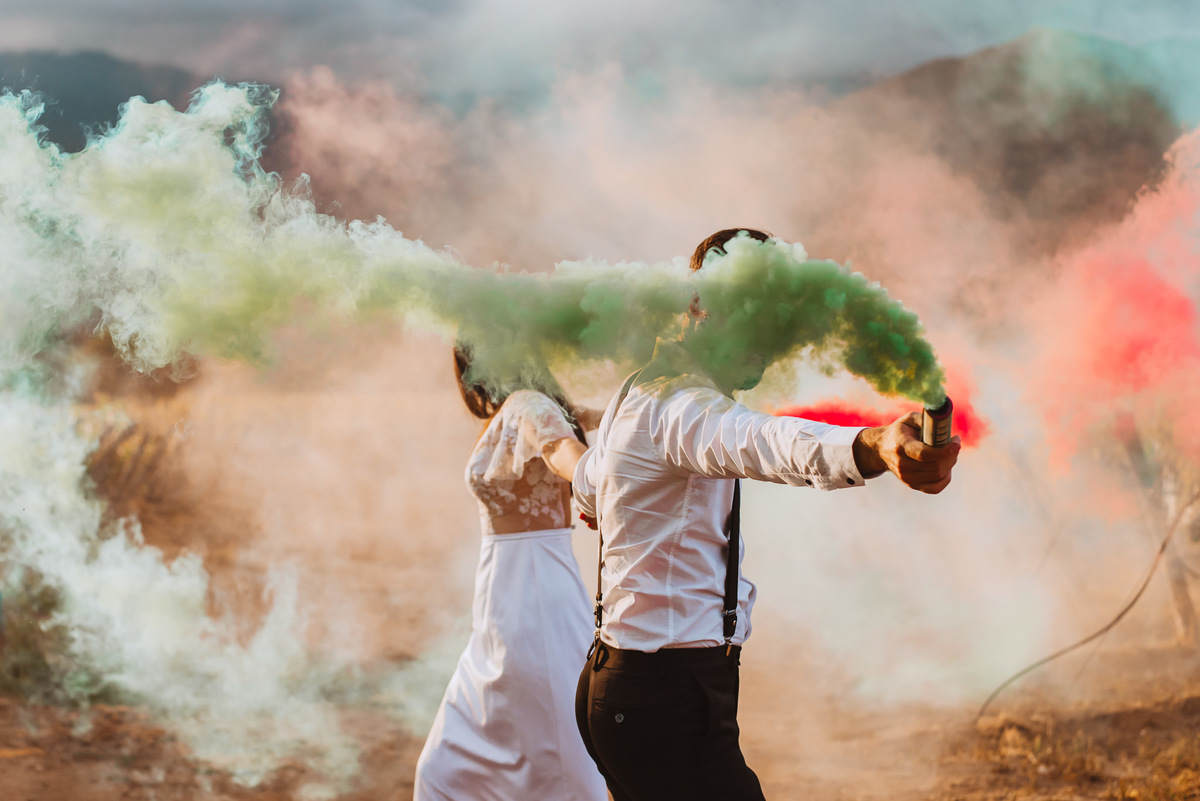 humo de colores sesion de novios contentos al aire de dia juntos en el campo fotografa de bodas argentina salta campo 