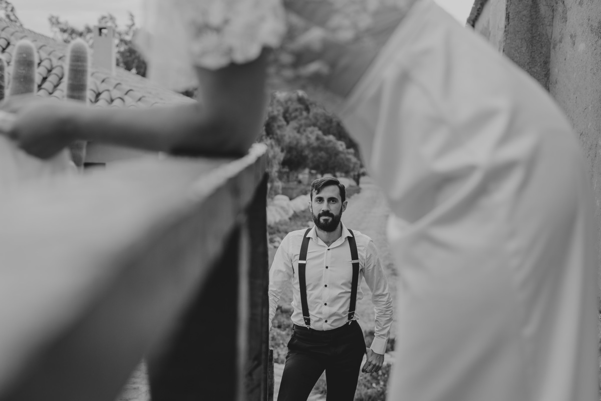 novio blanco y negro sesion de dia al aire libre en campo colome salta argentina fotografa de bodas 