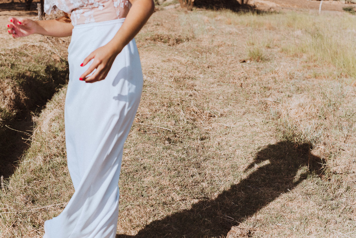 sesion despues de la boda vestido de la novia al viento campo aire libre de dia fotografa de bodas sombra argentina