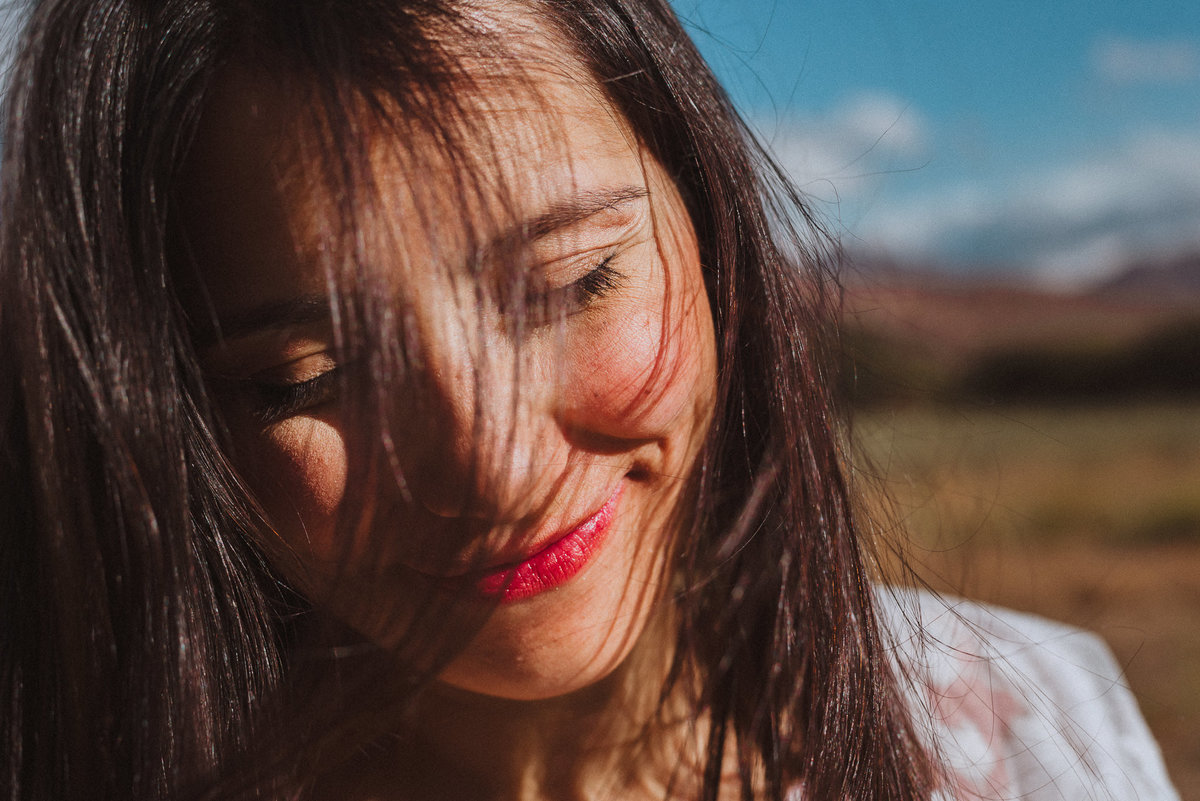 sesion de novia en el campo al aire libre de dia fotografa de bodas destino