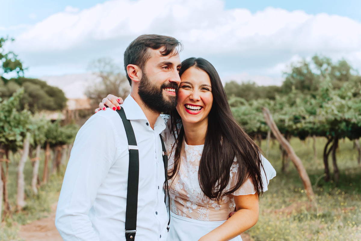 sesion de novios de dia en el campo argentina salta colome sinrientes feliz fotografa de bodas en tu boda soñada