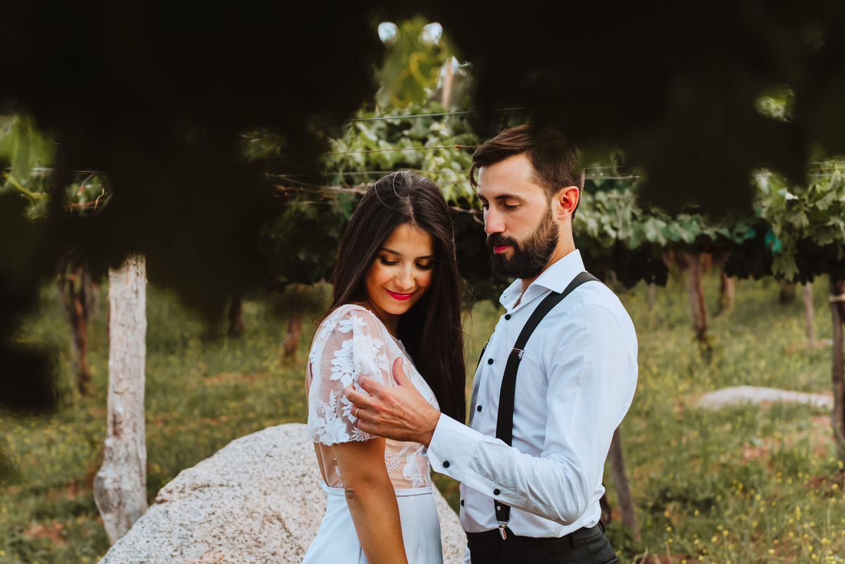 novio mirando vestido de la novia sesion de novios de dia al aire libre en viñedos fotografa de bodas argentina salta peru