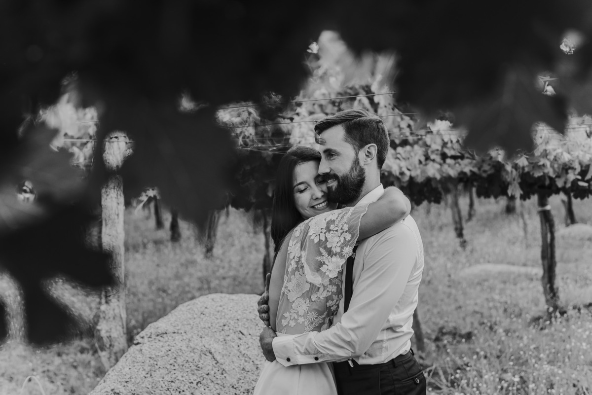 sesion de novios blanco y negro novios felices fotografa de bodas 