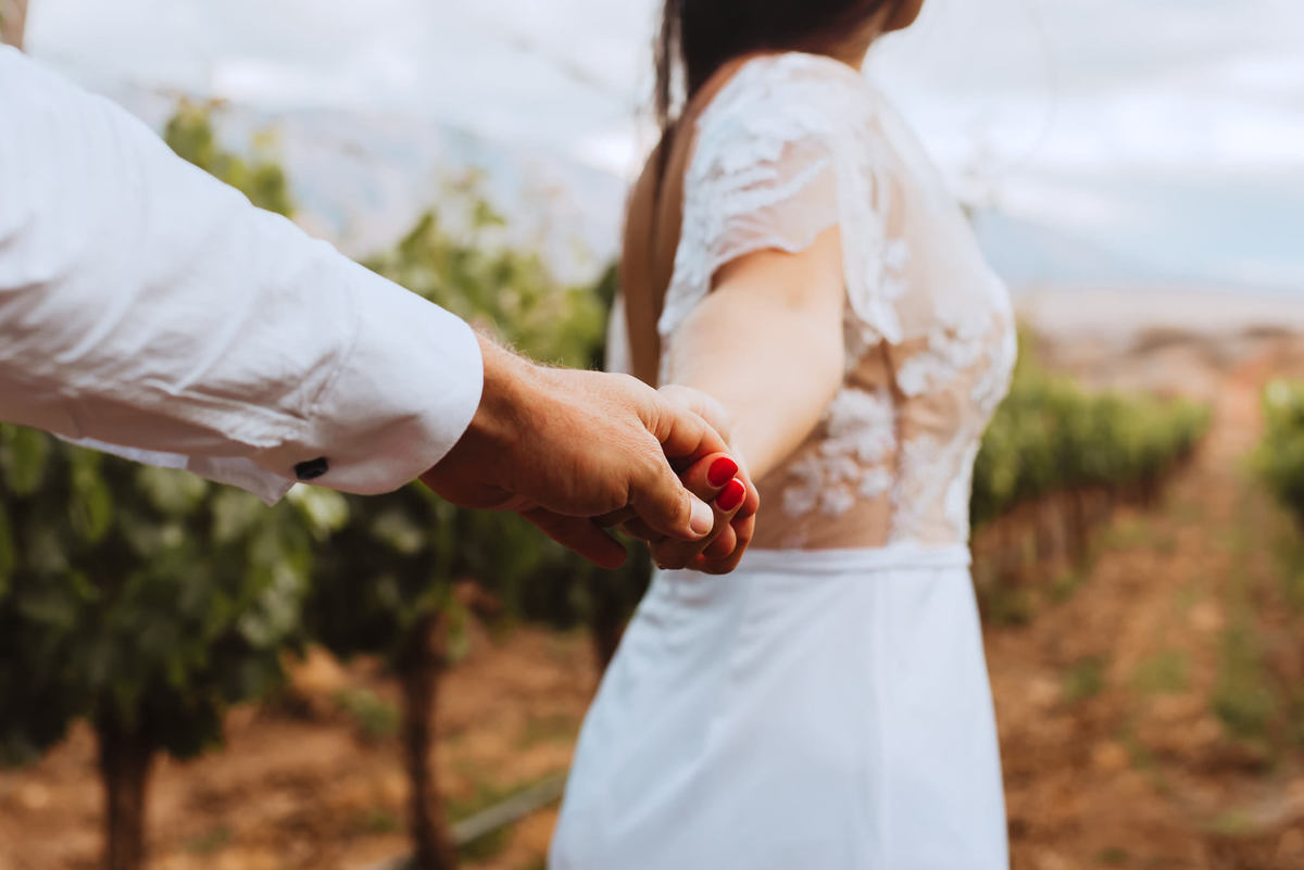 detalles manos sesion de dia campo aire libre despues de la boda alejandra ramos fotografia viñas argentina salta colome