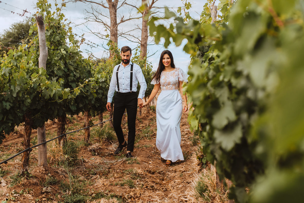 novios en viñedos sesion de dia al aire libre fotografa de bodas argentina salta campo colome 
