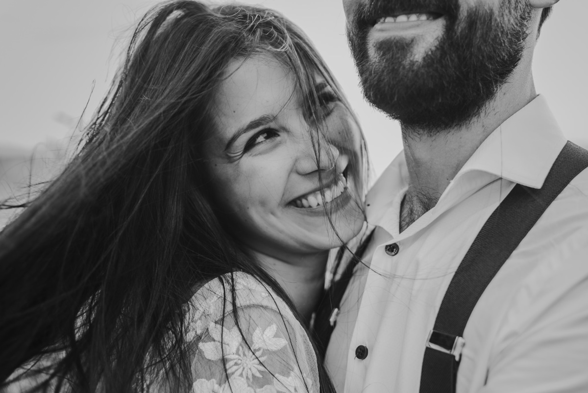 alejandra ramos fotografia sesion de novios felices en argentina salta colome blanco y negro amor felicidad boda alaire libre de dia destino