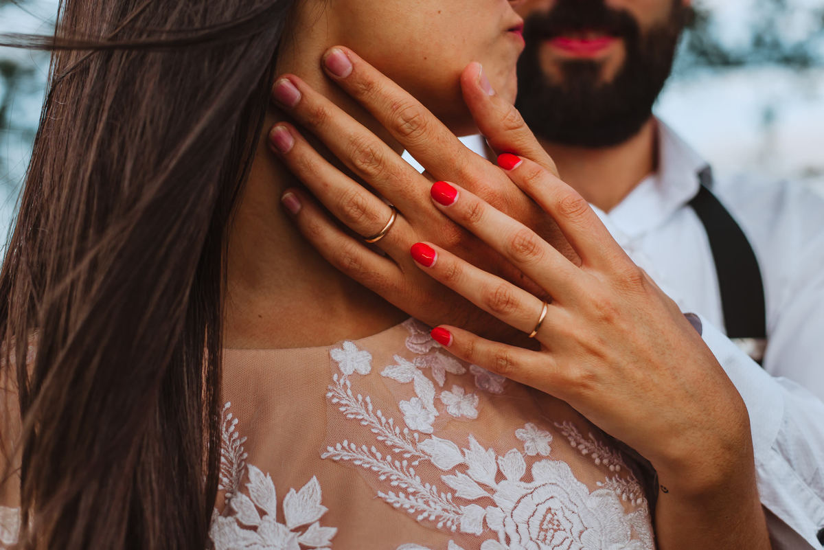 manos sesion de novios al aire libre de dia fotografa de bodas destino argentina salta detalles anillos bodas