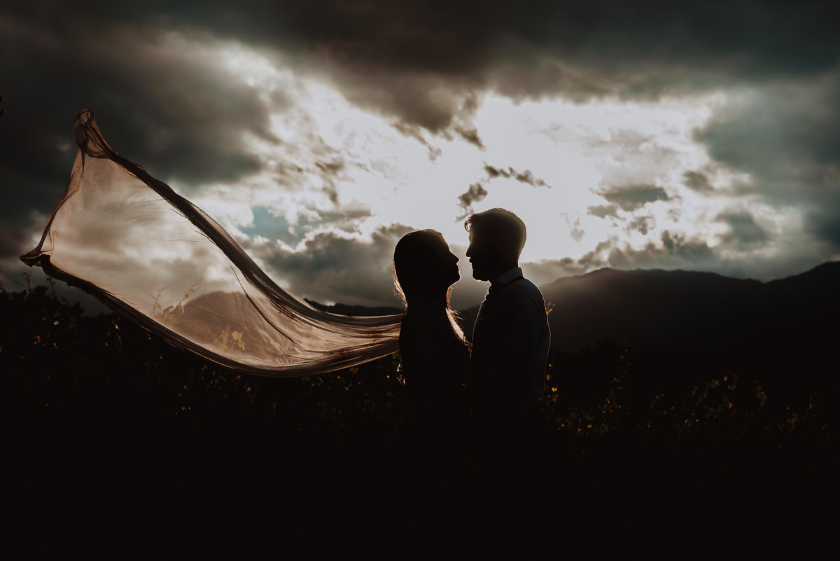 sesion espues de la boda al aire libre atardecer contraluz paisajes campo fotografa de bodas alejandra ramos fotografia