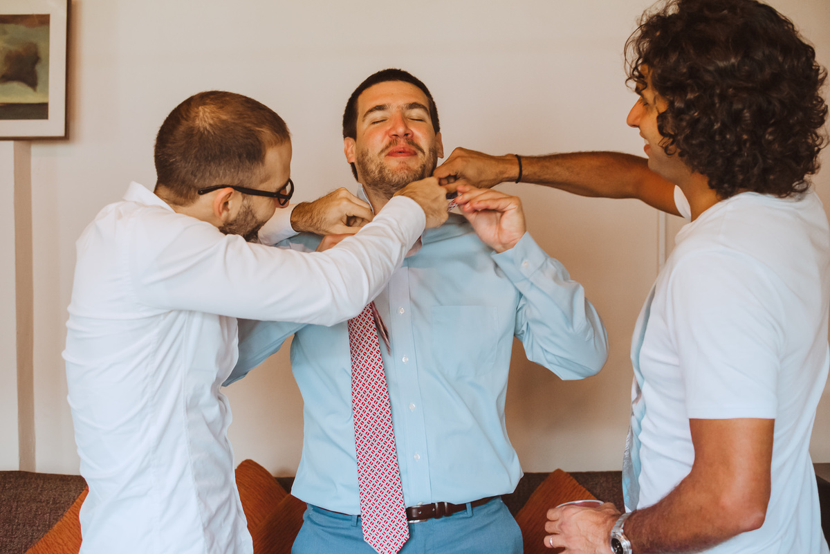 amigos vistiendo a novio previa risas fotografa de bodas en peru argentina momentos unicos getting dressed momentos unicos