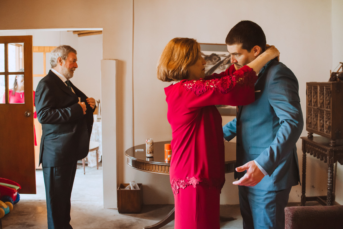 novio previa a su boda con padres vistiendo getting dressed familia bodas en peru argentina fotografa de confianza 